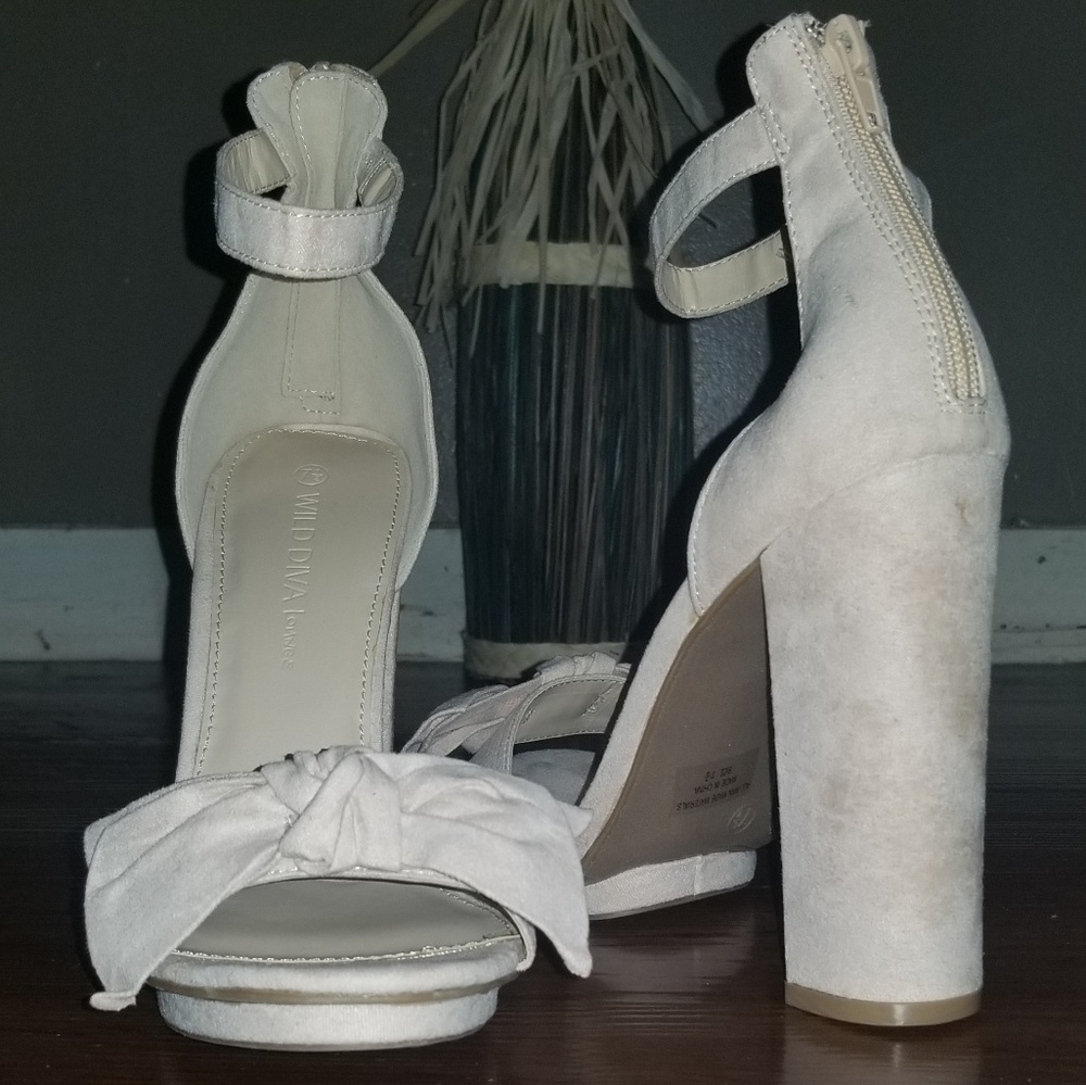 Open toe mid heel with bow